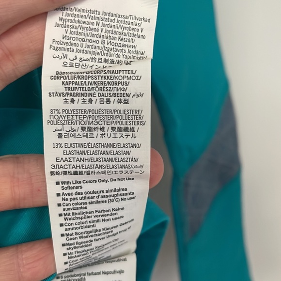 Under Armour Girls Turquoise Long Sleeve Shirt Size Medium - Picture 4 of 4